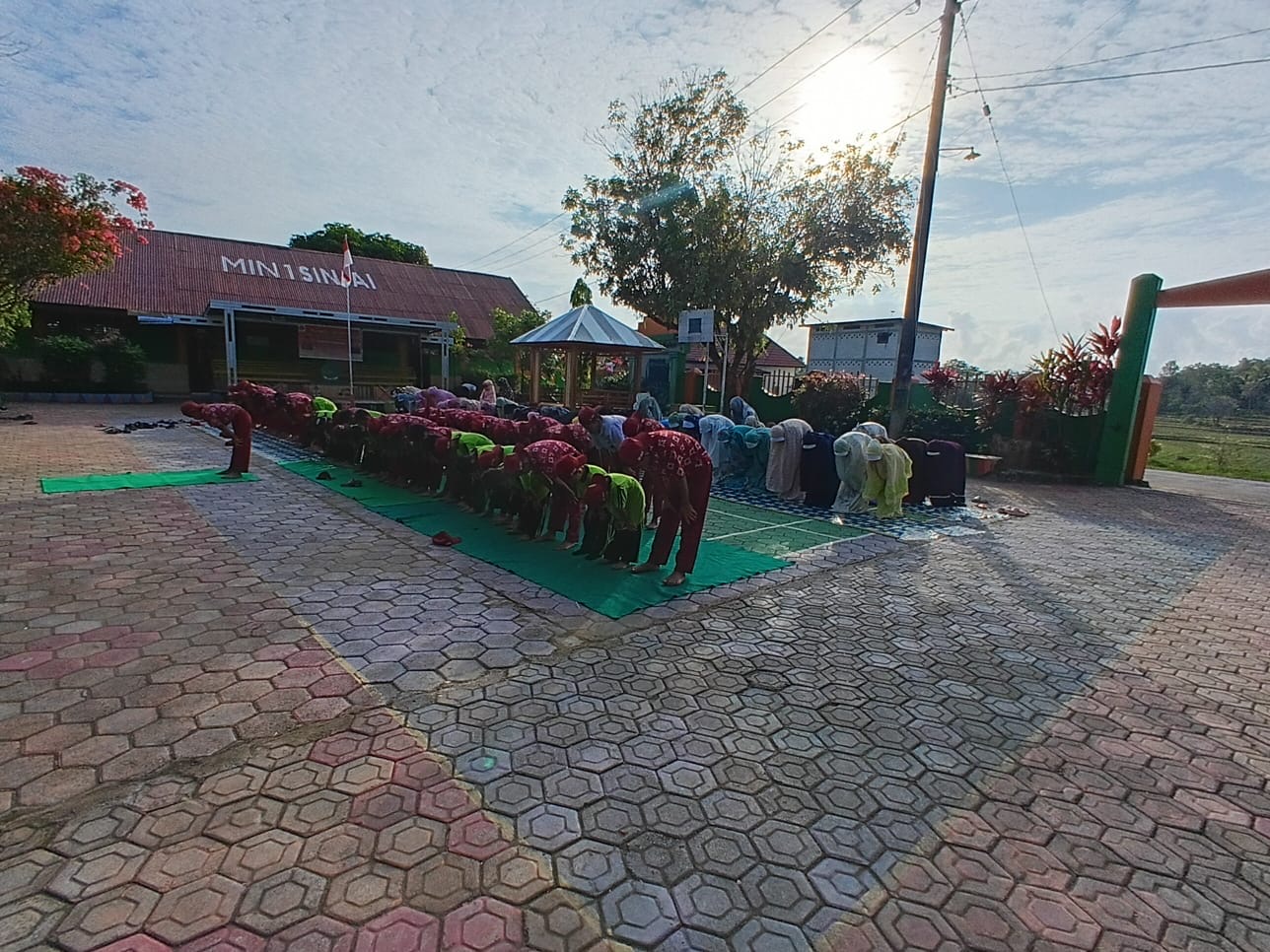 Pembiasaan Religius: Peserta Didik MIN 1 Sinjai Laksanakan Shalat Dhuha Berjamaah
