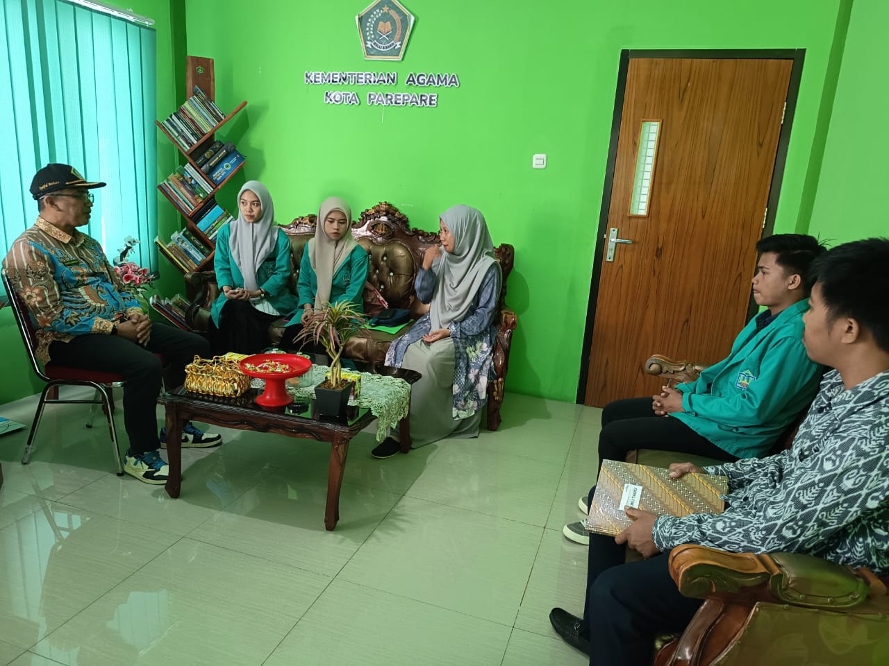 Kasubbag TU menerima secara resmi 3 mahasiswa MBKM dari IAIN Parepare