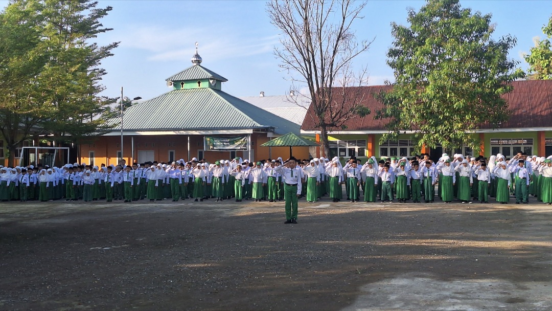 MIN 2 Makassar saat Upacara