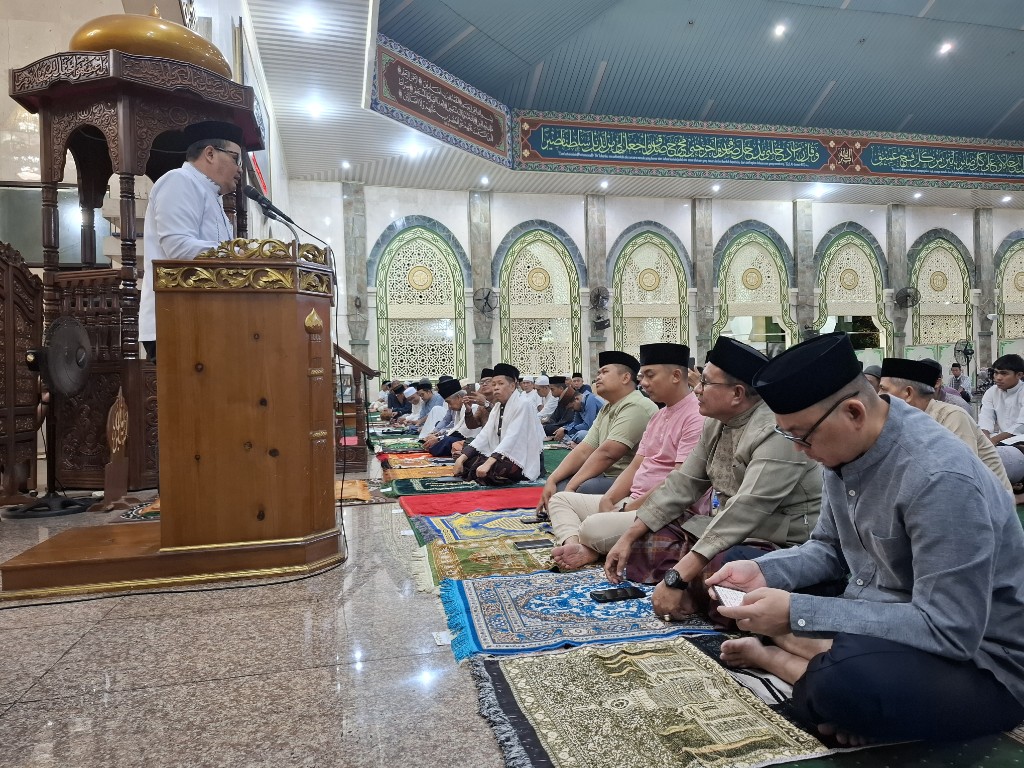 Kakankemenag Maros H. Muhammad saat menghadiri malam Nuzulul Quran di masjid agung Nur Arrahman Maros.