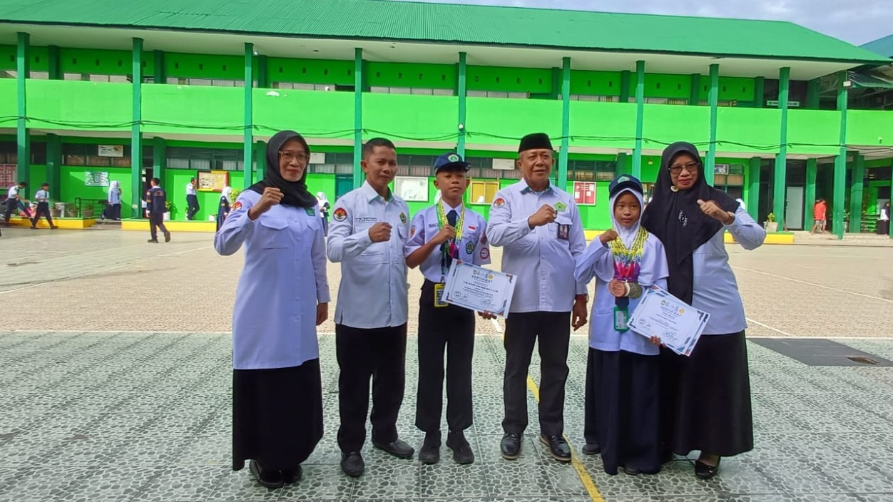 Siswa MTsN 1 Bone Boyong Segudang Piala di Kejuaraan Renang Regional dan Indonesia Timur