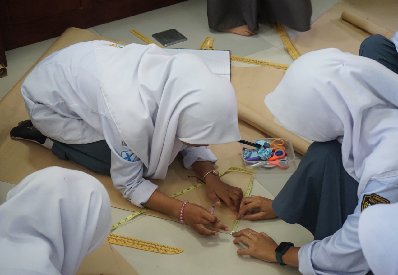 Cetak Lulusan Siap Kerja, MAN 1 Sinjai Gelar Workshop Tata Busana