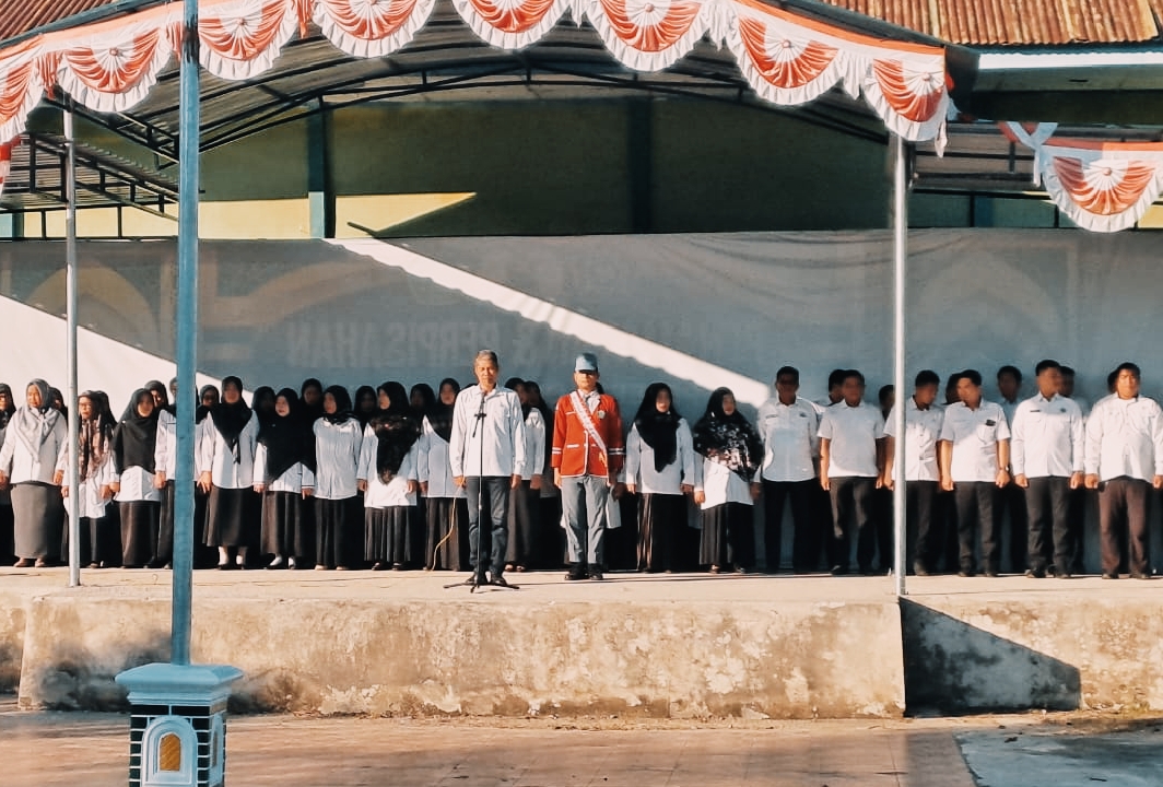 Tahun Ajaran 2025/2026 dimulai. Kepala MAN 2 Bone, H. Muslimin, pimpin jalannya upacara bendera, Senin, 21 Juli 2025. Upacara dihadiri seluruh Wakamad, Guru dan siswa MAN 2 Bone.