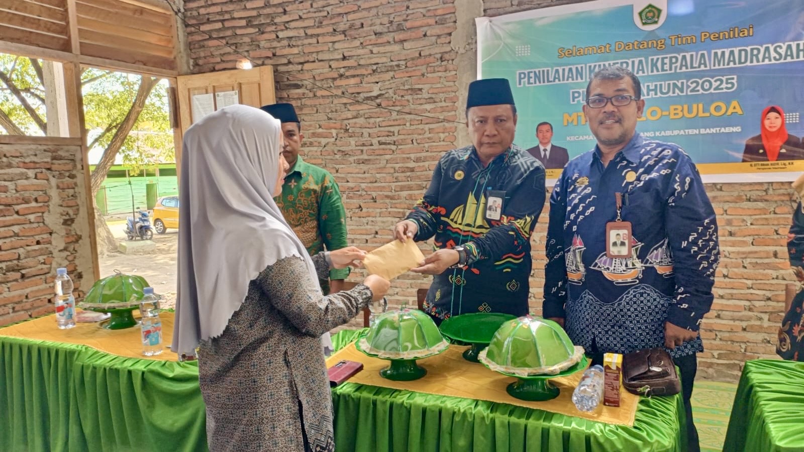 Kemenag Bantaeng Kembali Salurkan Bantuan untuk MTs Al-Khairat Bulo-Buloa pada Kamis, 18 Desember 2025 (Foto: Humas)