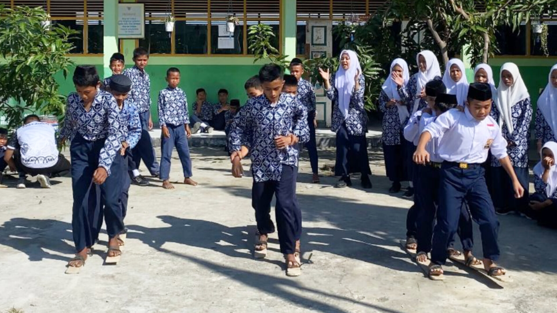 MTs Ma’arif NU Lasepang Peringati Hari Anak Nasional 2025 (Foto: Humas MTs Ma'arif NU Lasepang)