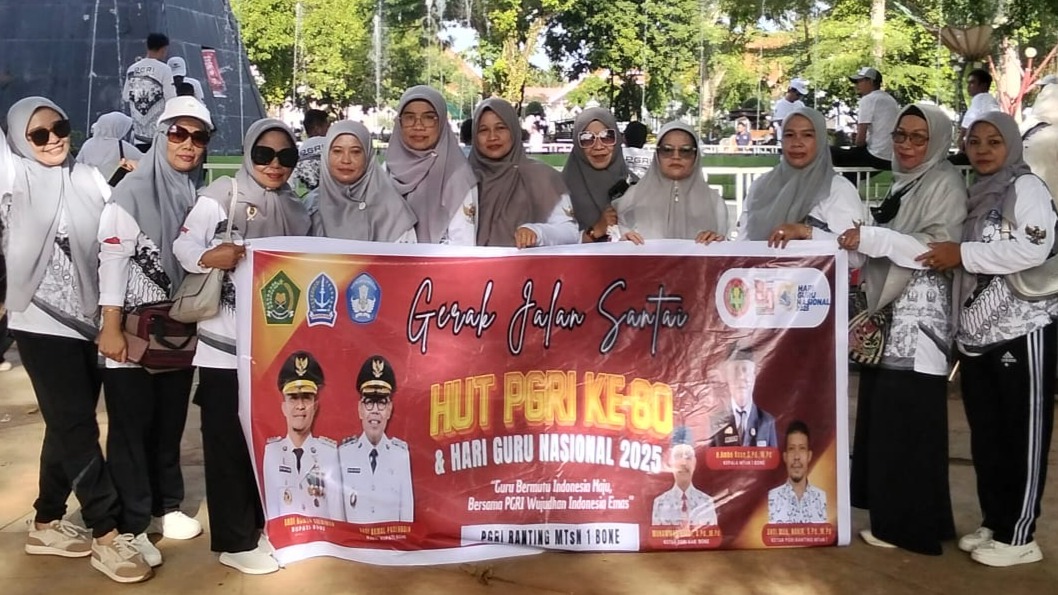 ASN Ranting MTsN 1 Bone Meriahkan Gerak Jalan Sehat Peringati HUT PGRI ke-80 dan Hari Guru Nasional