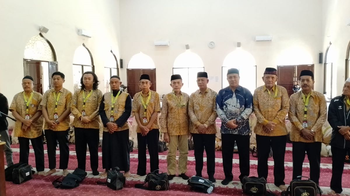 Kakan Kemenag Bone H. Abdul Rafik foto bersama dengan jemaah umrah setelah dilepaskannya