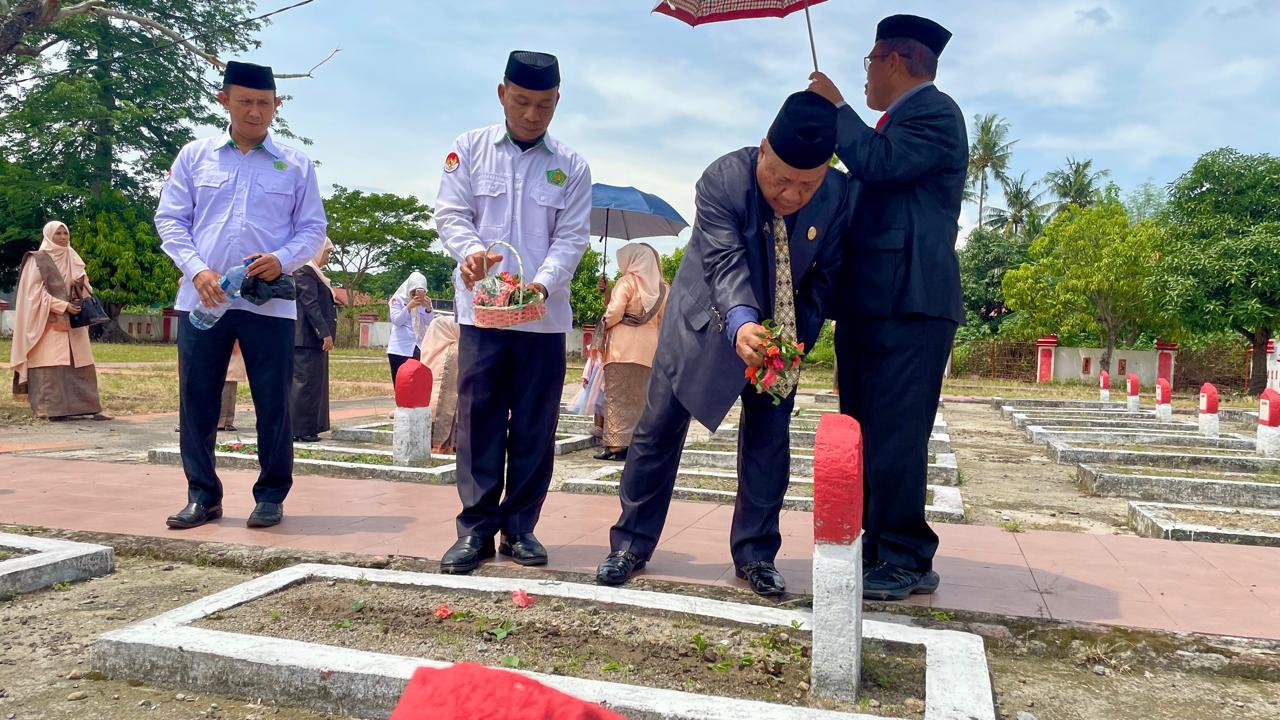 Ziarah ke TMP Sasayya, Kakan Kemenag Bantaeng Ajak Refleksi Perjuangan Pahlawan pada Sabtu, 03 Januari 2026 (Foto: Humas Kemenag Bantaeng)