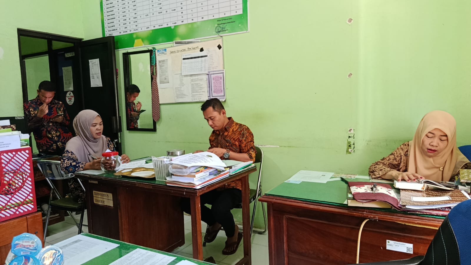 Staf Staf KUA Kecamatan Sinjai Borong  Serahkan Dokument Kelengkapan di Kemenag Sinjai