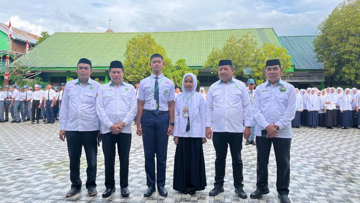 Foto Bersama dengan perwakilan siswa baru