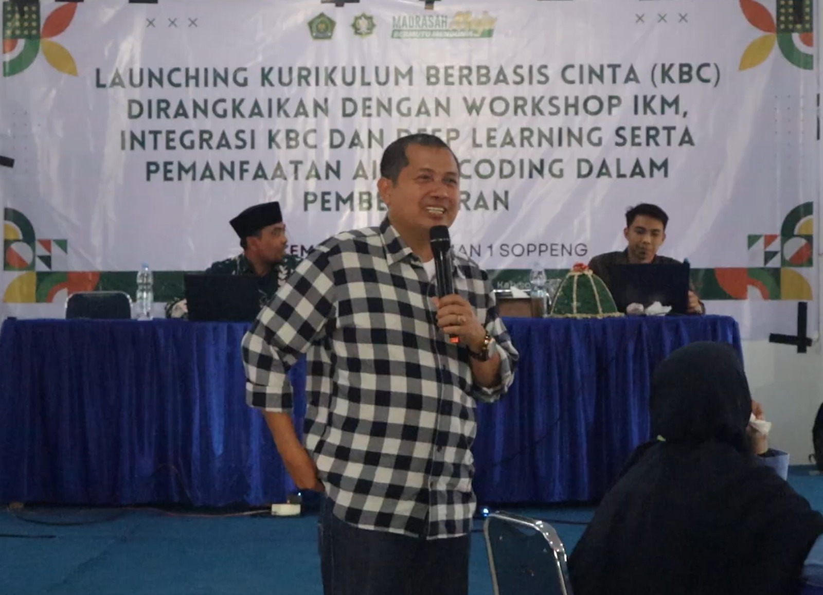 Zulfikah Nur saat memberikan Materi Pelatihan KBC, AI dan Coding di MAN 1 Soppeng