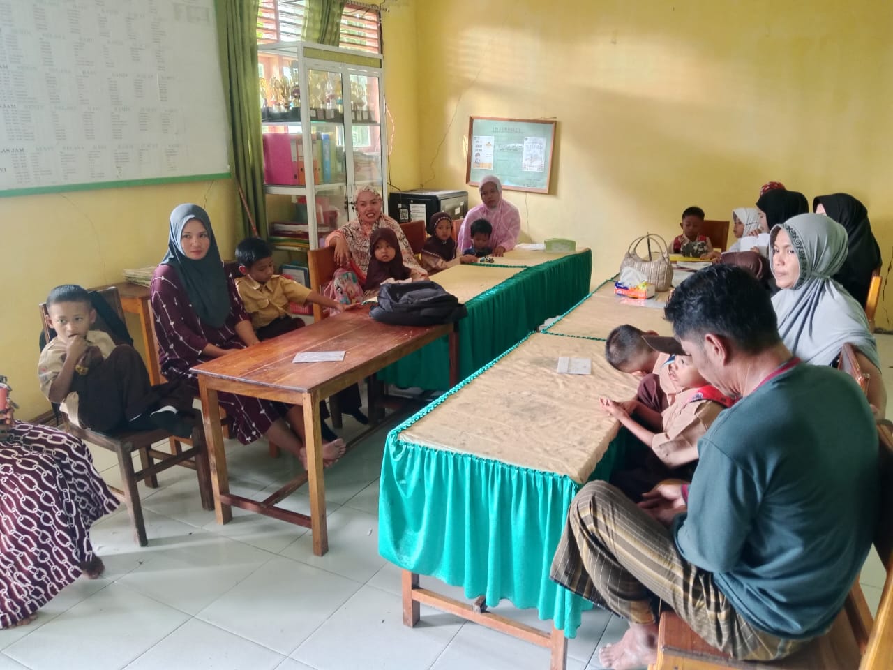 Para Murid baru MIS Laikang di dampingi orang tua menyambut hari pertama sekolah