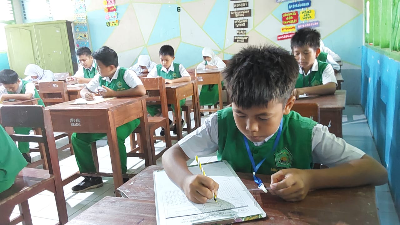 Siswa tampak fokus menjawab pertanyaan