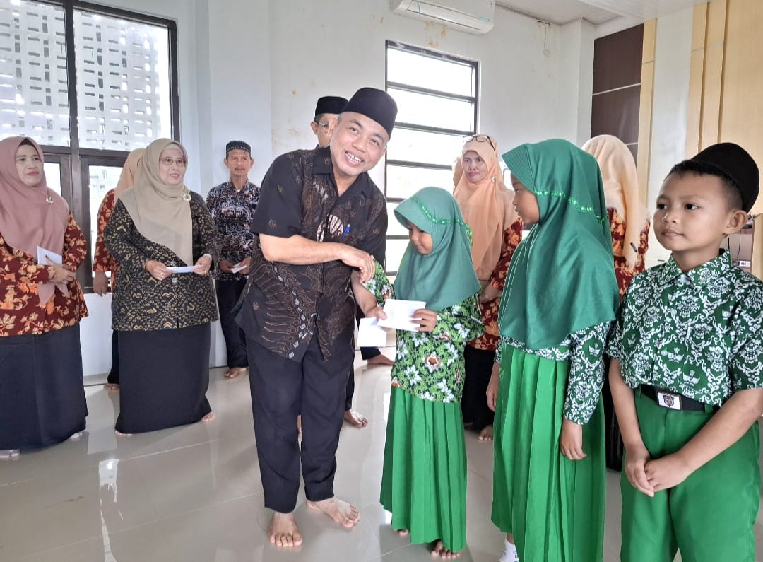 H. Solihin saat menyerahkan bantuan berupa uang tunai kepada siswa Yatim Piatu