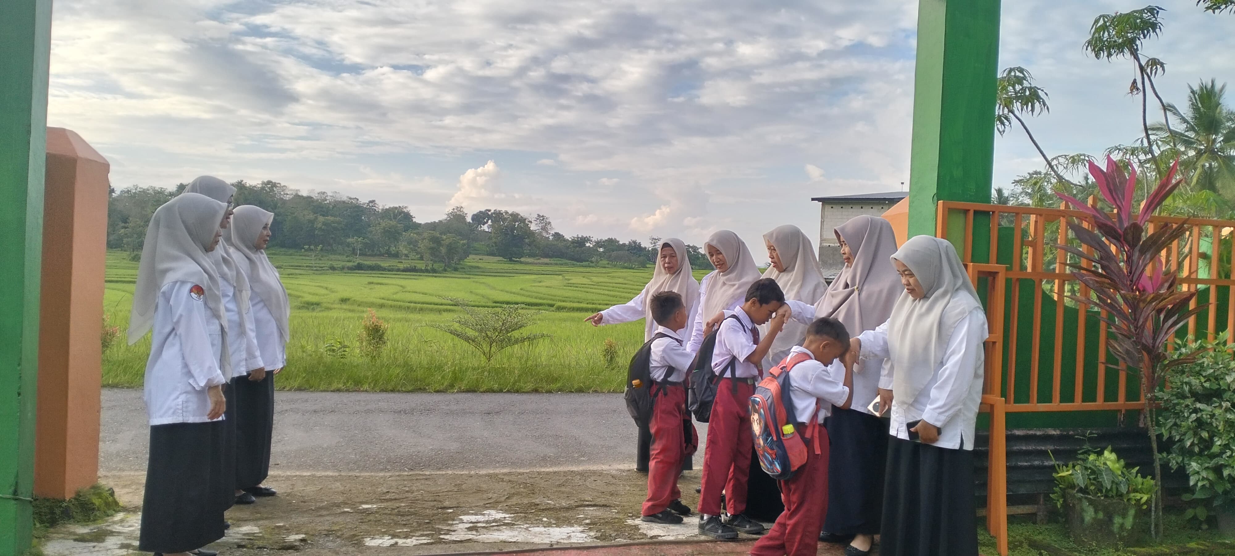 MIN 1 Sinjai Bangun Kedekatan Sejak Gerbang Madrasah