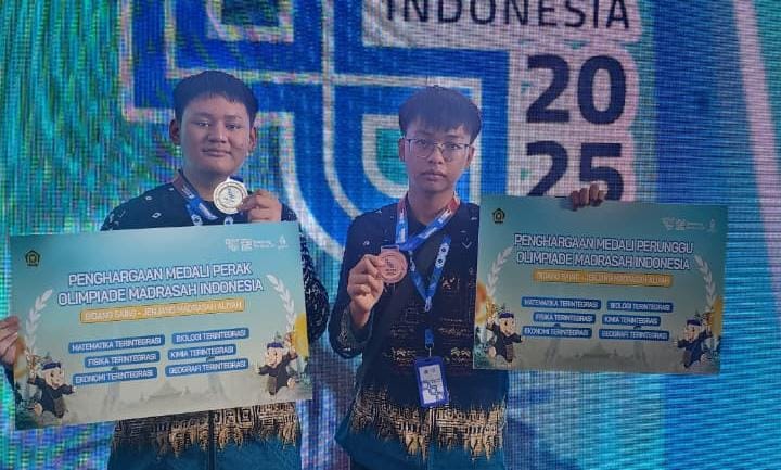 Idlal dan Riyadh saat terima medali