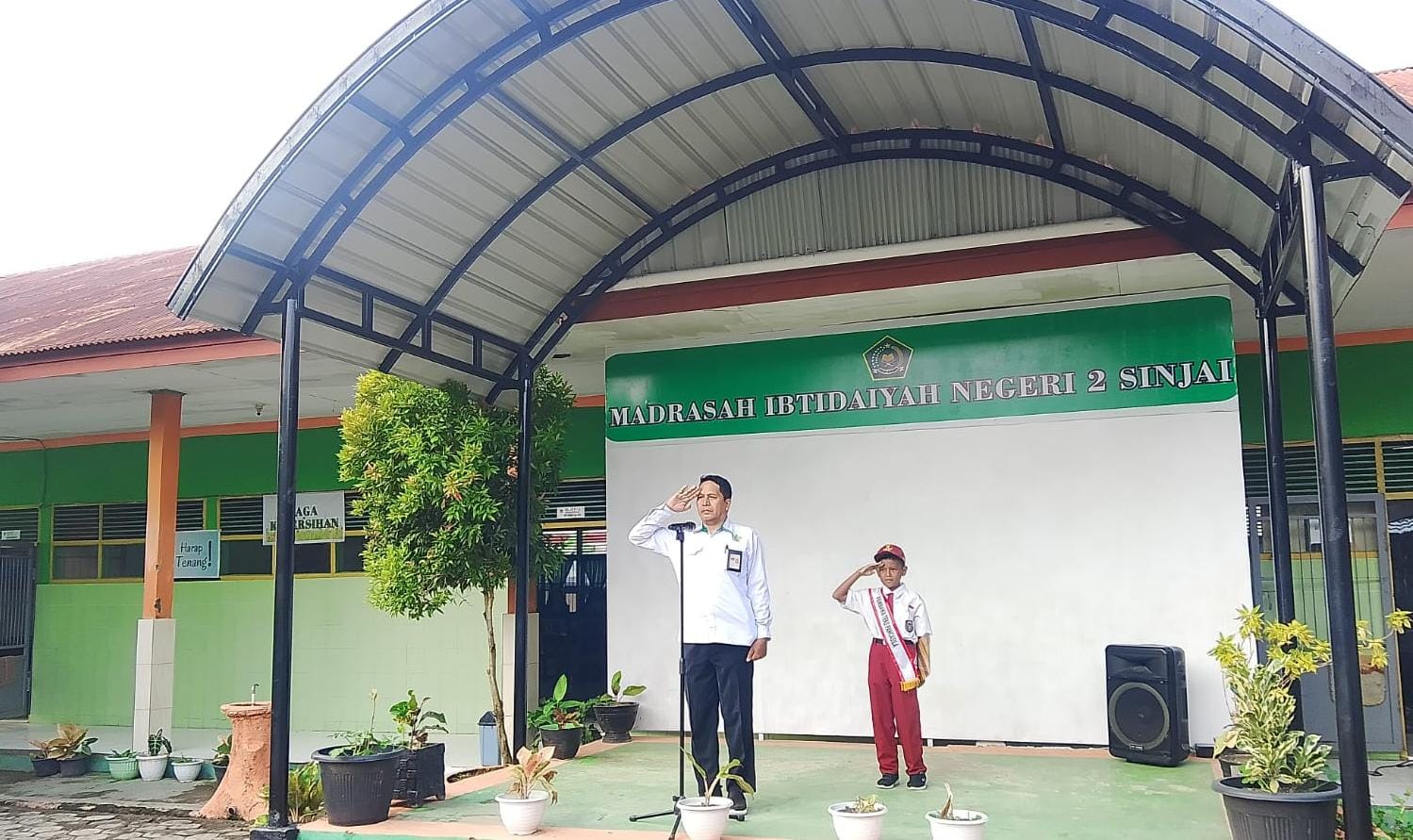 Upacara Bendera di MIN 2 Sinjai, Pengawas Madrasah Tekankan Pentingnya Kedisiplinan