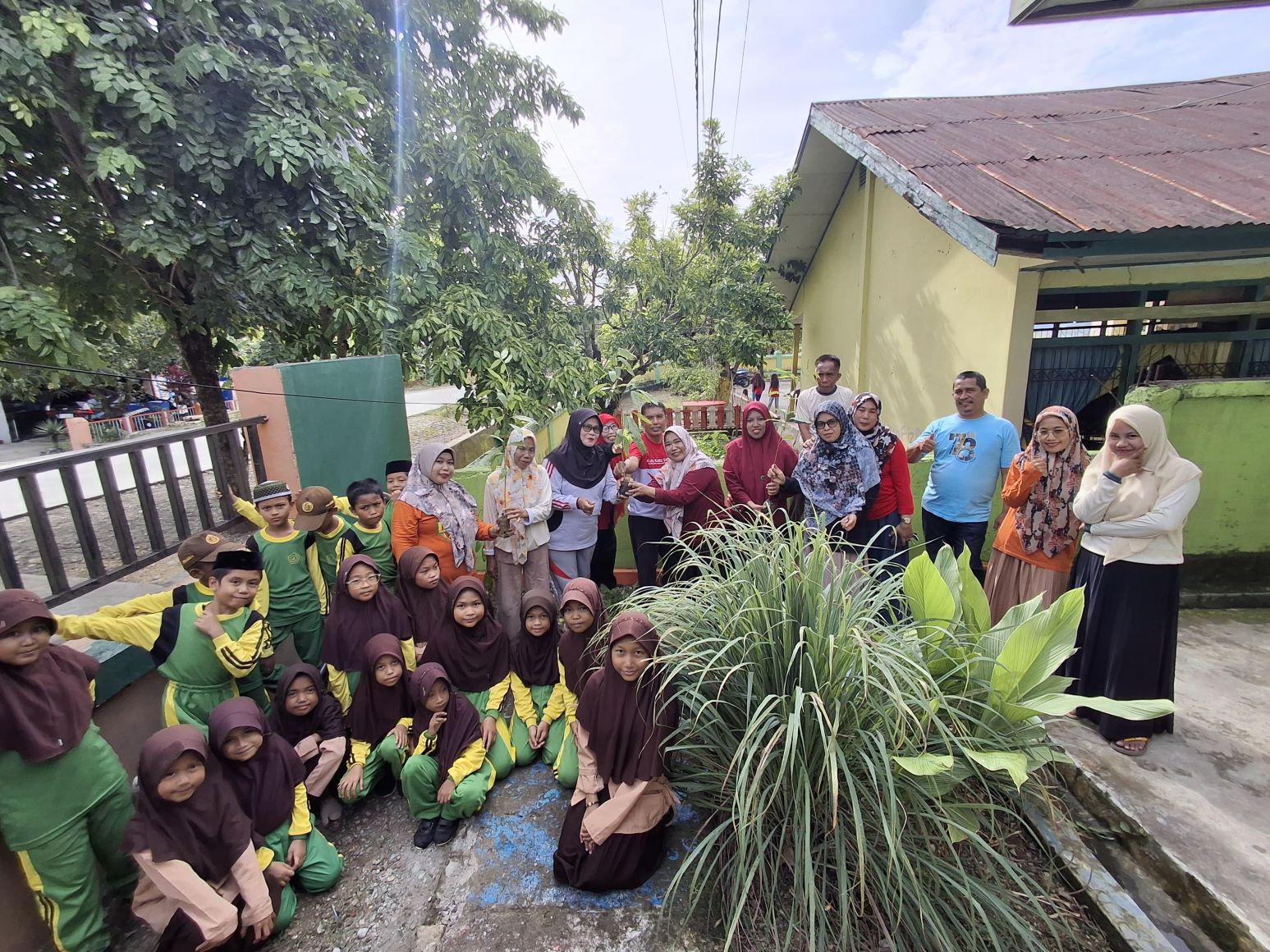 Kegiatan Penanaman Pohon Gerakan Asta Aksi di MIN 4 Bone