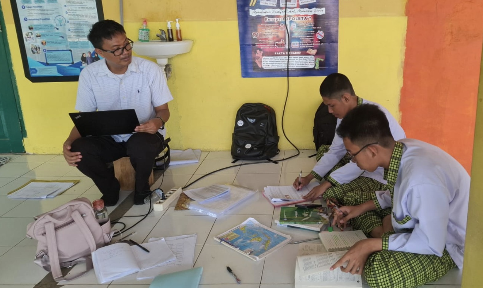 Pembina MAN 1 Soppeng Memberikan Bimbingan Kepada Siswa Peserta OMI