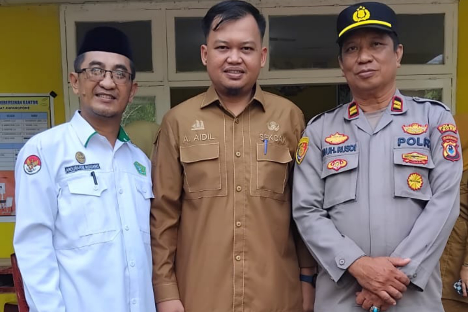 Kepala KUA Awangpone bersama Plt Camat Awangpone dan wakapolsek Awangpone