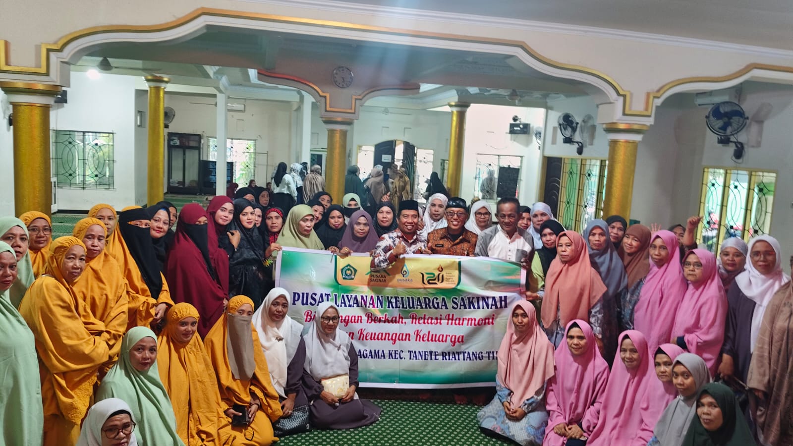 foto bersama usai pembinaan keluarga sakinah