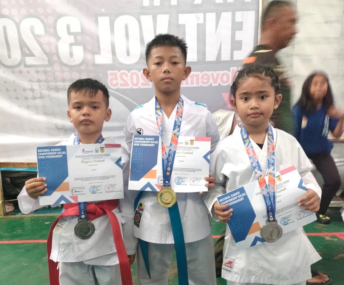 Muhammad Hafizie, peserta didik kelas I A MIN 7 Bone foto bersama para pemenang usai pengumuman kejuaraan