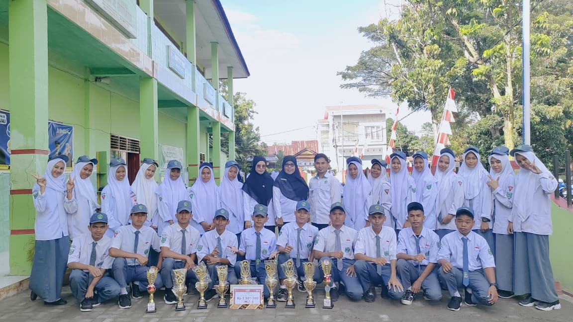 Upacara Bendera MAN 2 Sinjai Dirangkaikan Penyerahan Piala HUT ke-80 RI