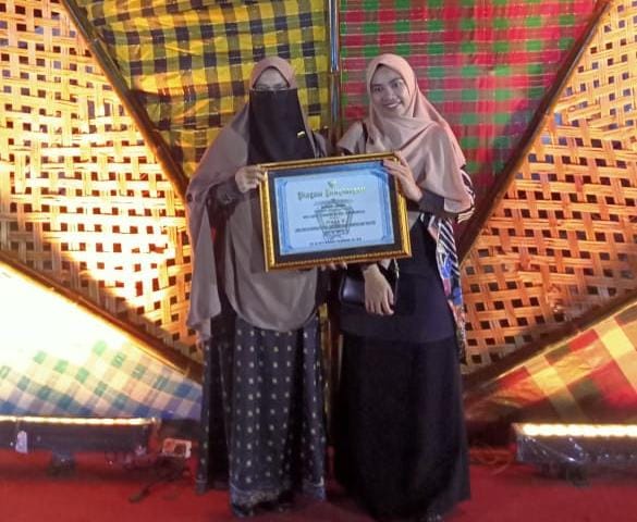 Perwakilan madrasah menerima penghargaan