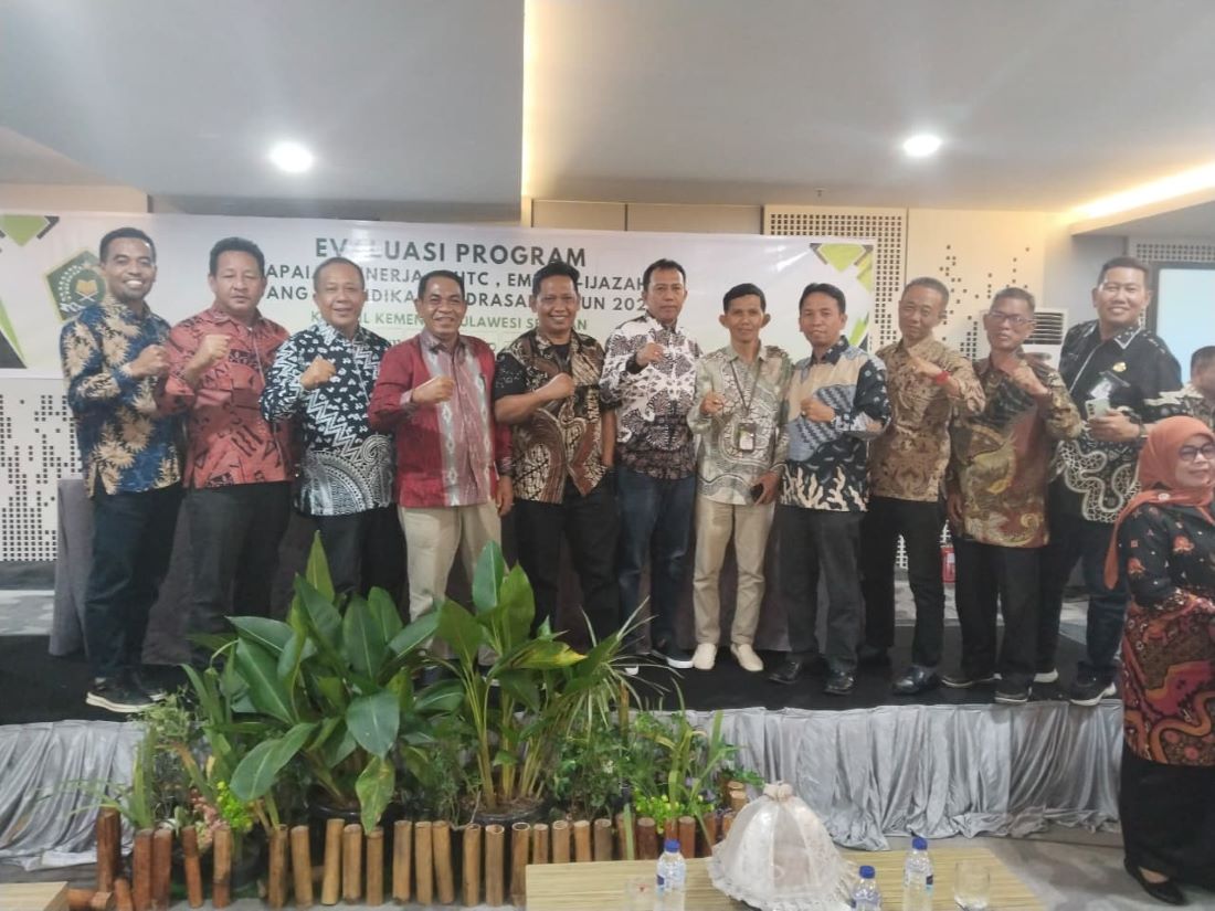 Foto Bersama Kepala MIN 4 Bone saat mengikuti kegiatan Evaluasi Capaian Kinerja dan Sistem Pendataan Madrasah Tahun 2025
