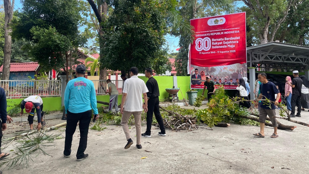 Kepala Kemenag Bantaeng Tekankan Semangat Gotong Royong di Jumat Bersih pada Jumat, 8 Agustus 2025 (Foto: Humas Kemenag Bantaeng)