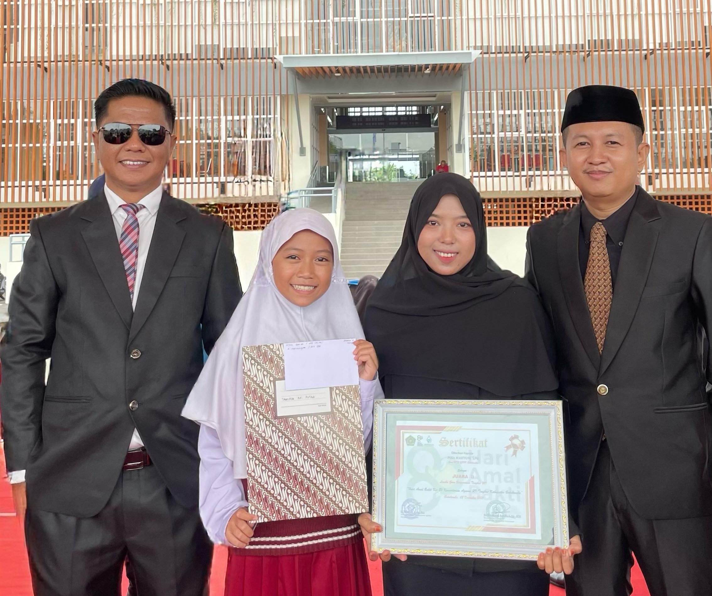 Andi Nurhidayah Ichsan (Siswa) dan Pina Wahyuni (Guru) saat menerima penghargaan juara pada HAB ke-80 Kemenag Bulukumba