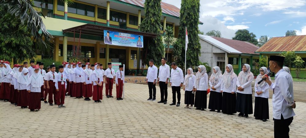 Kepala MIN 1 Bone memberikan arahan dihadapan Pendidik dan Peserrta Didik sesaat sebelum Asesmen Madrasah