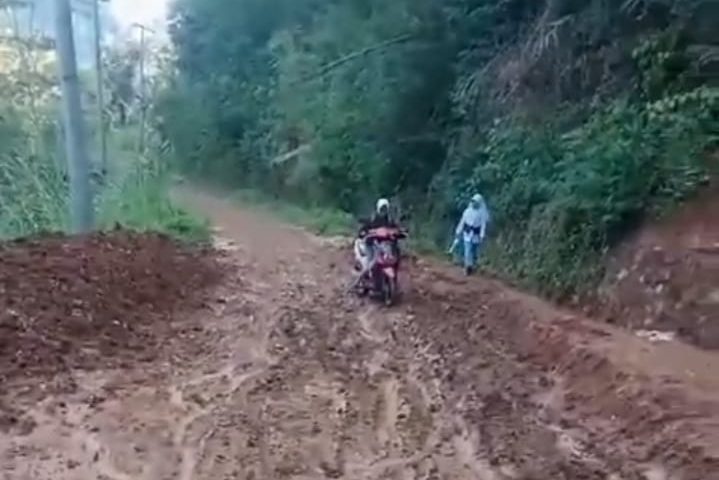 Peserta Didik MA Al-Khaerat Barambang Tempuh Rute Ekstrem Ke Sekolah