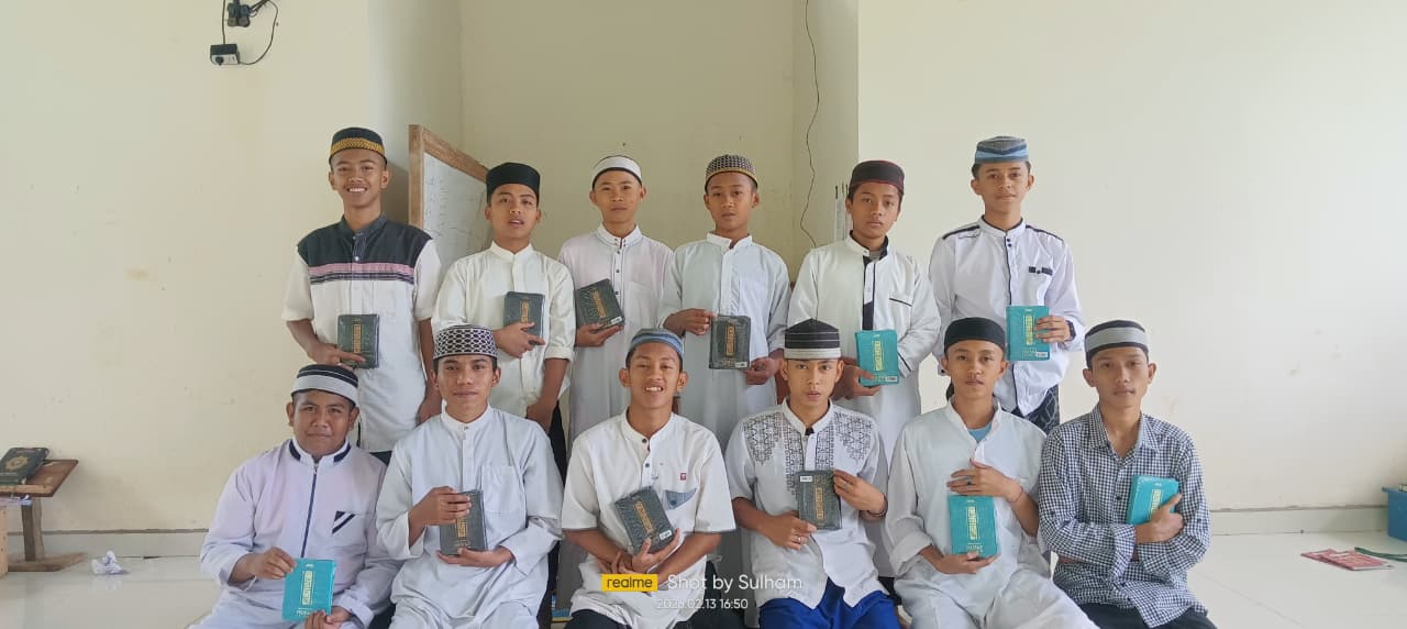 Santri Ponpes Wadi Mubarak Sinjai menerima waqaf Al-Qur'an