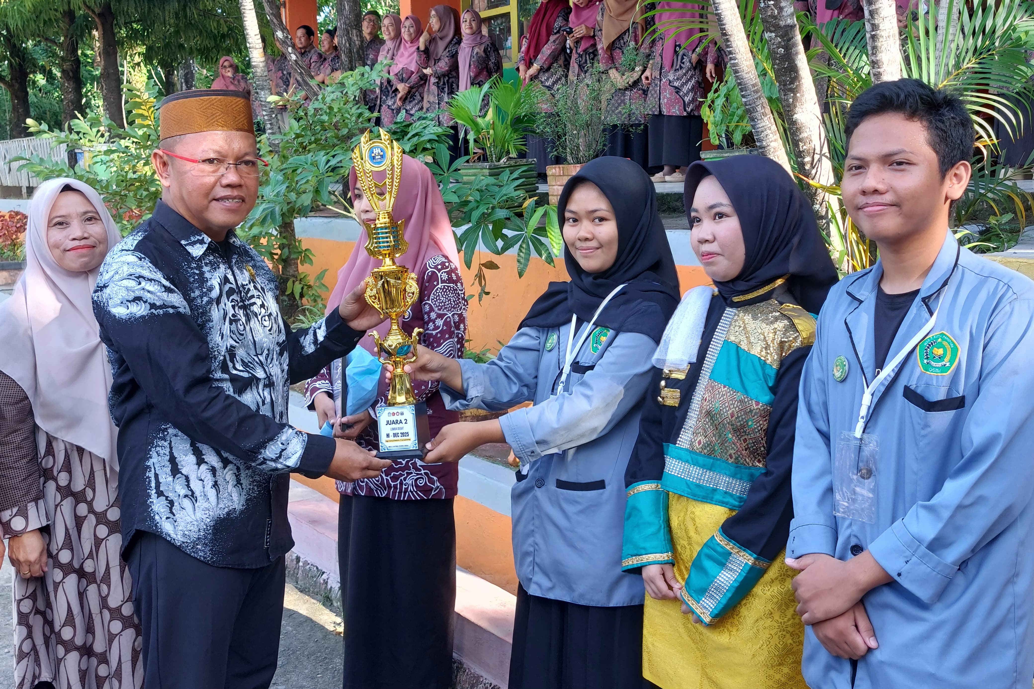Kakan Kemenag Kota Parepare Serahkan Trofi, Sertifikat Penghargaan, dan Uang Tunai