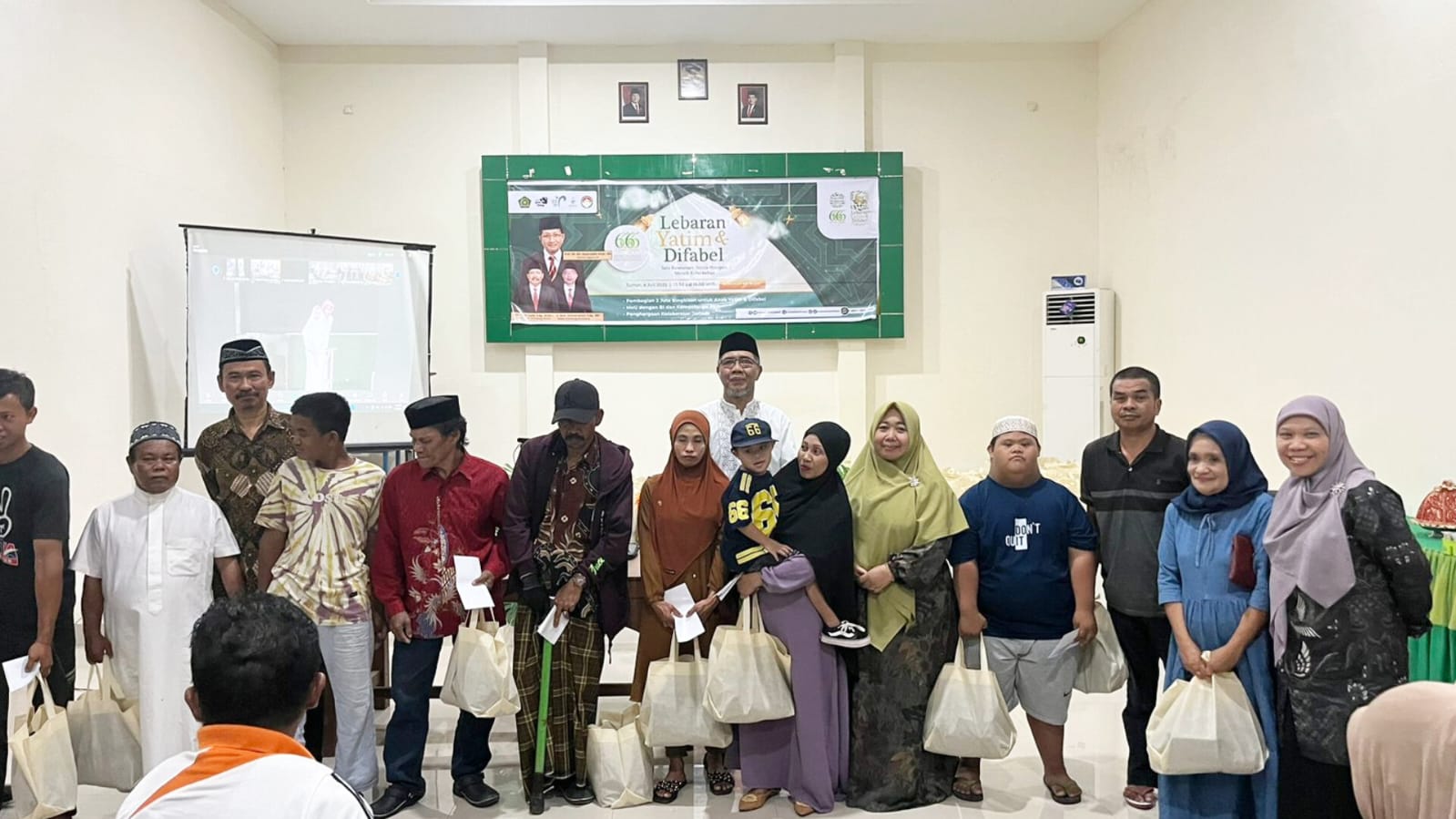 Kakan Kemenag Bantaeng menyampaikan sambutannya di Acara Lebaran Yatim dan Disabilitas di Aula Kantor pada Jumat, 4 Juli 2025 (Foto: Humas Kemenag Bantaeng)