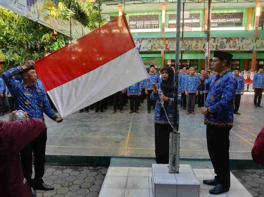 Upacara Bendera dalam rangka Peringatan Hari Sumpah Pemuda ke-97 lingkup Kantor Kemenag Kepulauan Selayar