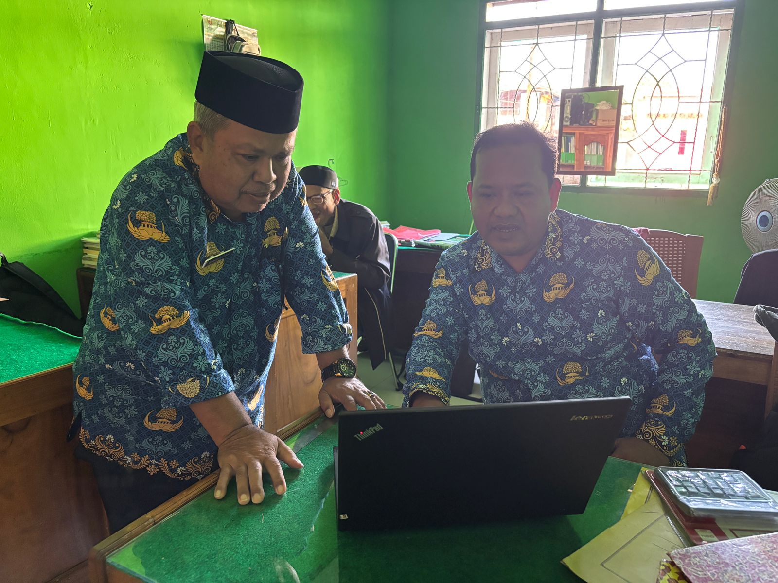 Kepala KUA Tiroang Tinjau Langsung Capaian Kinerja Pegawai, Tegaskan Pentingnya Profesionalisme dan Disiplin