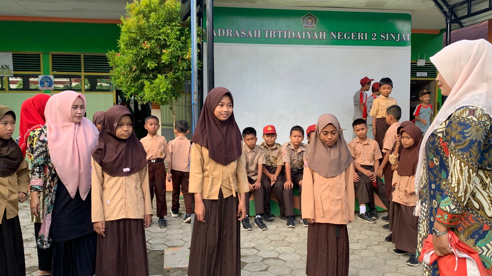 Peserta Didik MIN 2 Sinjai Lakukan Geladi Upacara Hari Senin