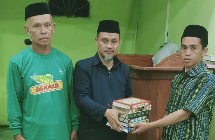 Penyuluh saat serah terima Wakaf Qur'an