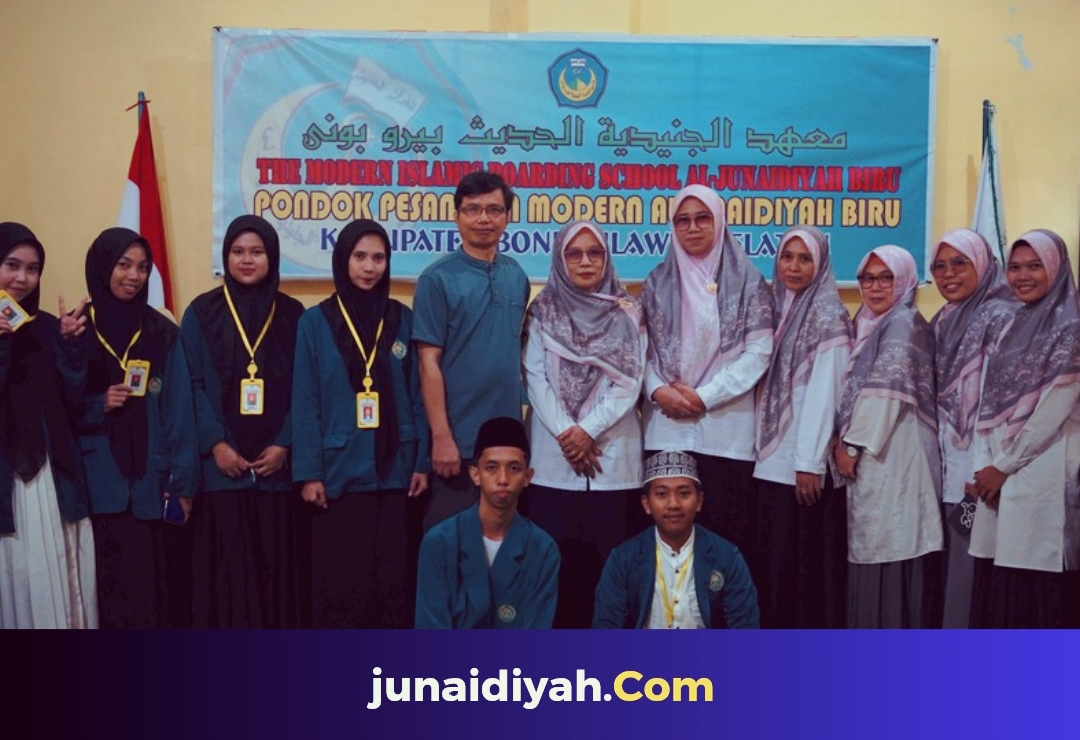 Kepala MA Al-Junaidiyah Biru, Mastati Suhardy, menerima Mahasiswa Universitas Islam As'adiyah (UIA) Sengkang di Ruang Rapat Pondok Al-Junaidiyah, Selasa, 15 Juli 2025.