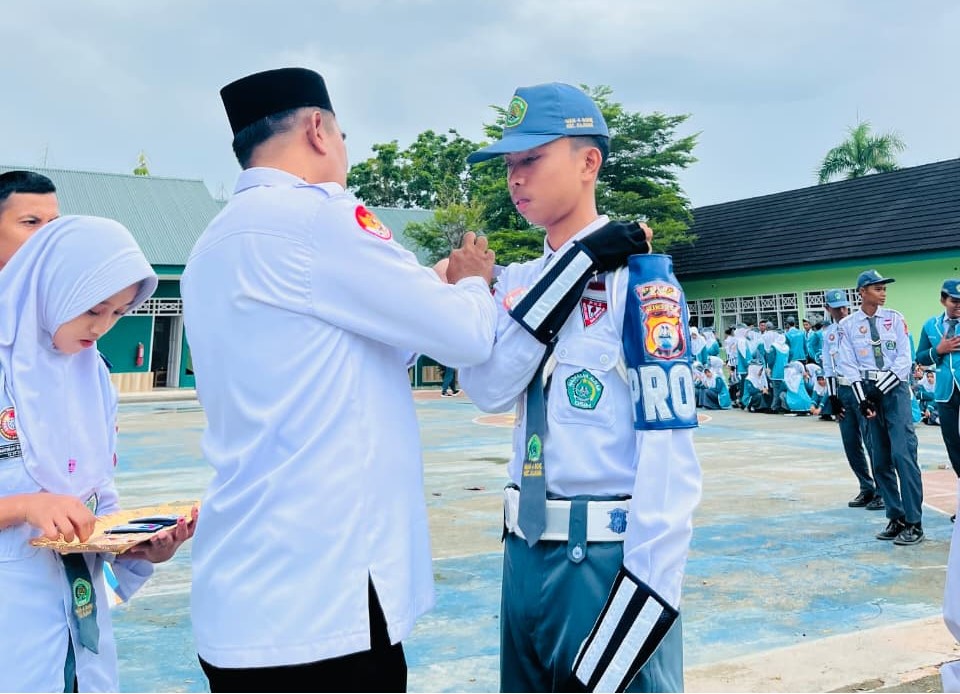 Kepala MAN 4 Bone Andi Muhammad Irfan Menyematkan Evolet