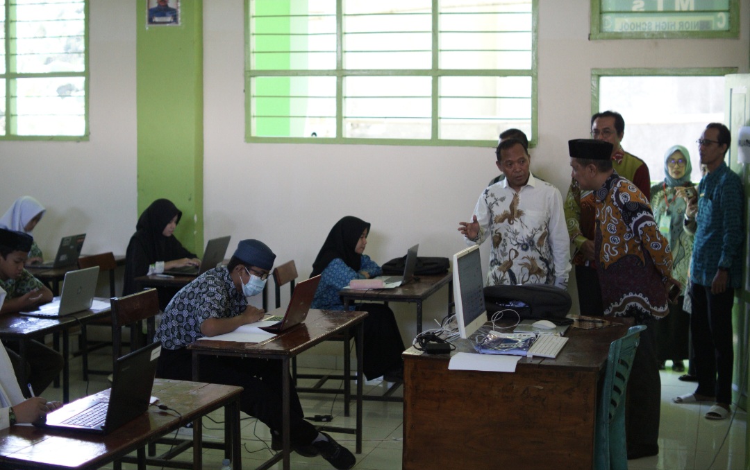 Hari Ketiga OMI 2025: Kakan Kemenag Kota Makassar Pantau Ratusan Siswa MTs/SMP Adu Prestasi di Ponpes Multidimensi Al Fakhriyah