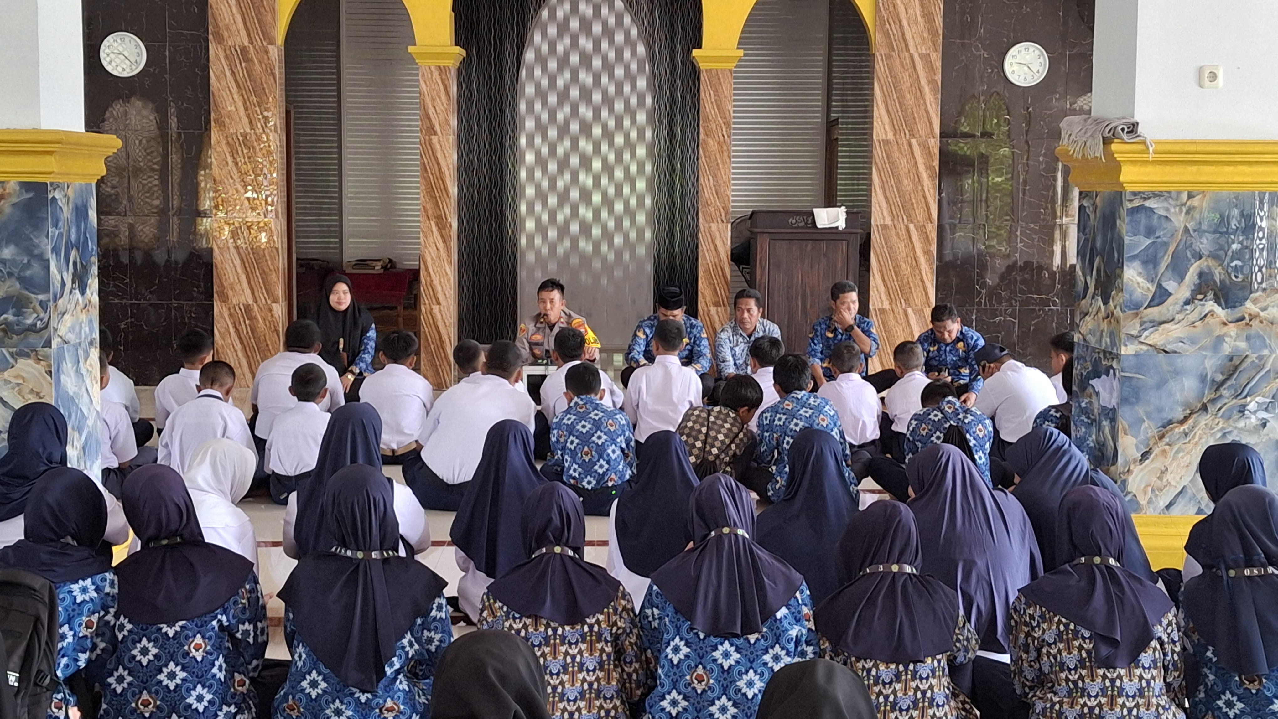 Kapolsek Sinjai Tengah sampaikan pesan Lingkungan Madrasah yang Aman, Nyaman, Menyenangkan