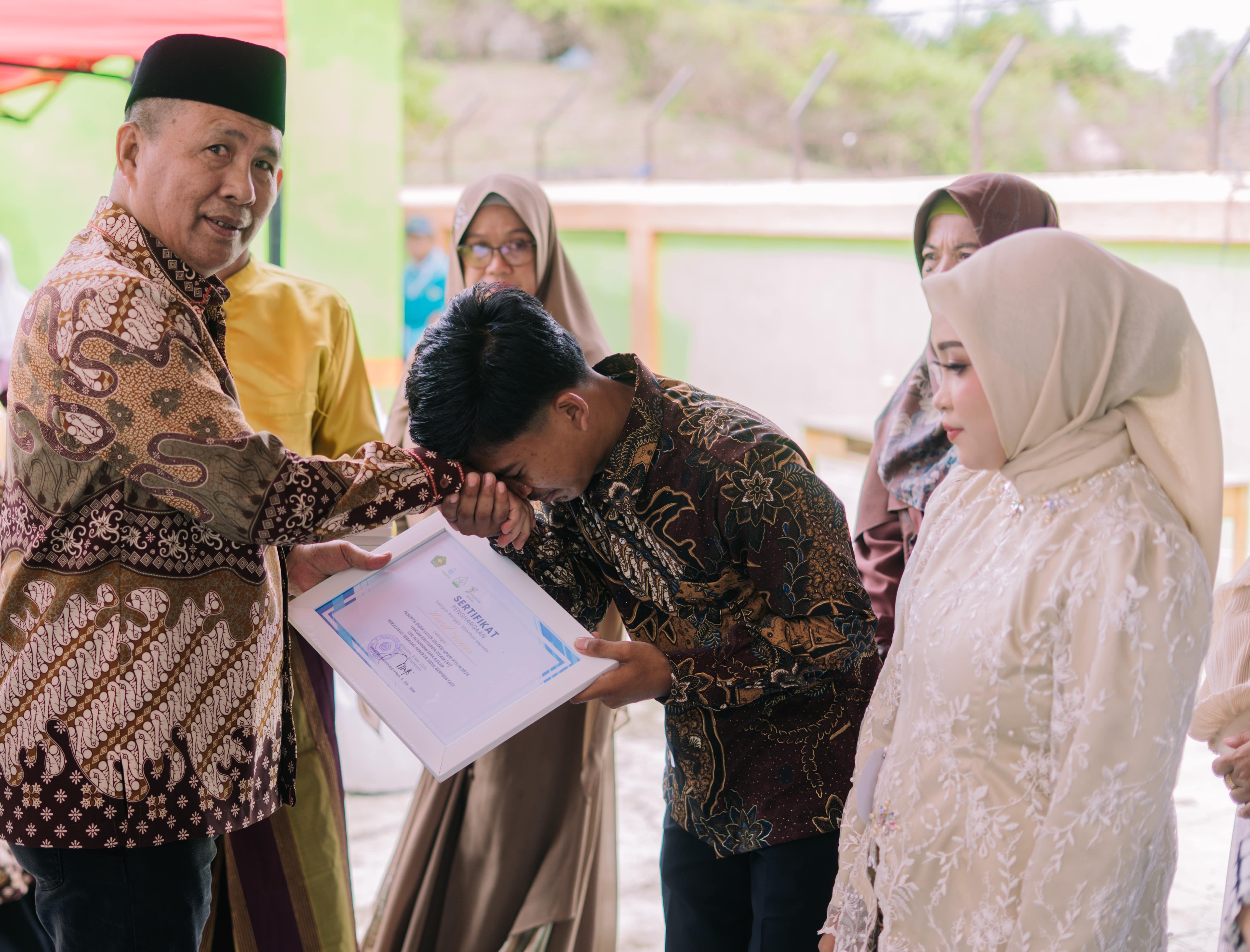 Kakan Kemanag Bone Menyerahkan SKL kepada peserta didik didampingi oleh Orang Tua Wali MAN 4 Bone, Kakan Kemenag Bone  di dampingi oleh Kepala MAN 4 Bone Andi Muhammad Irfan