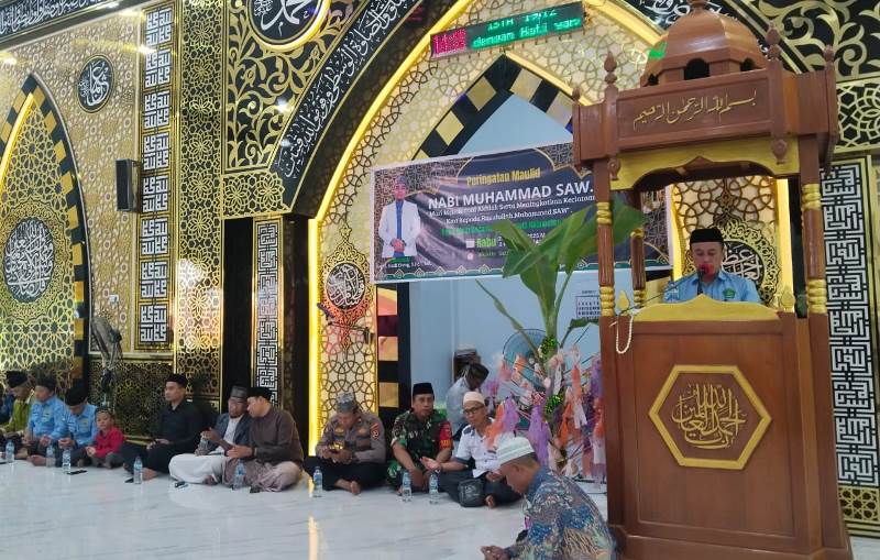 Kepala KUA Cenrana, Marratang, S.Ag., memimpin doa pada peringatan Maulid Nabi Muhammad SAW 1447 H di Masjid Nurul Huda, Desa Watu