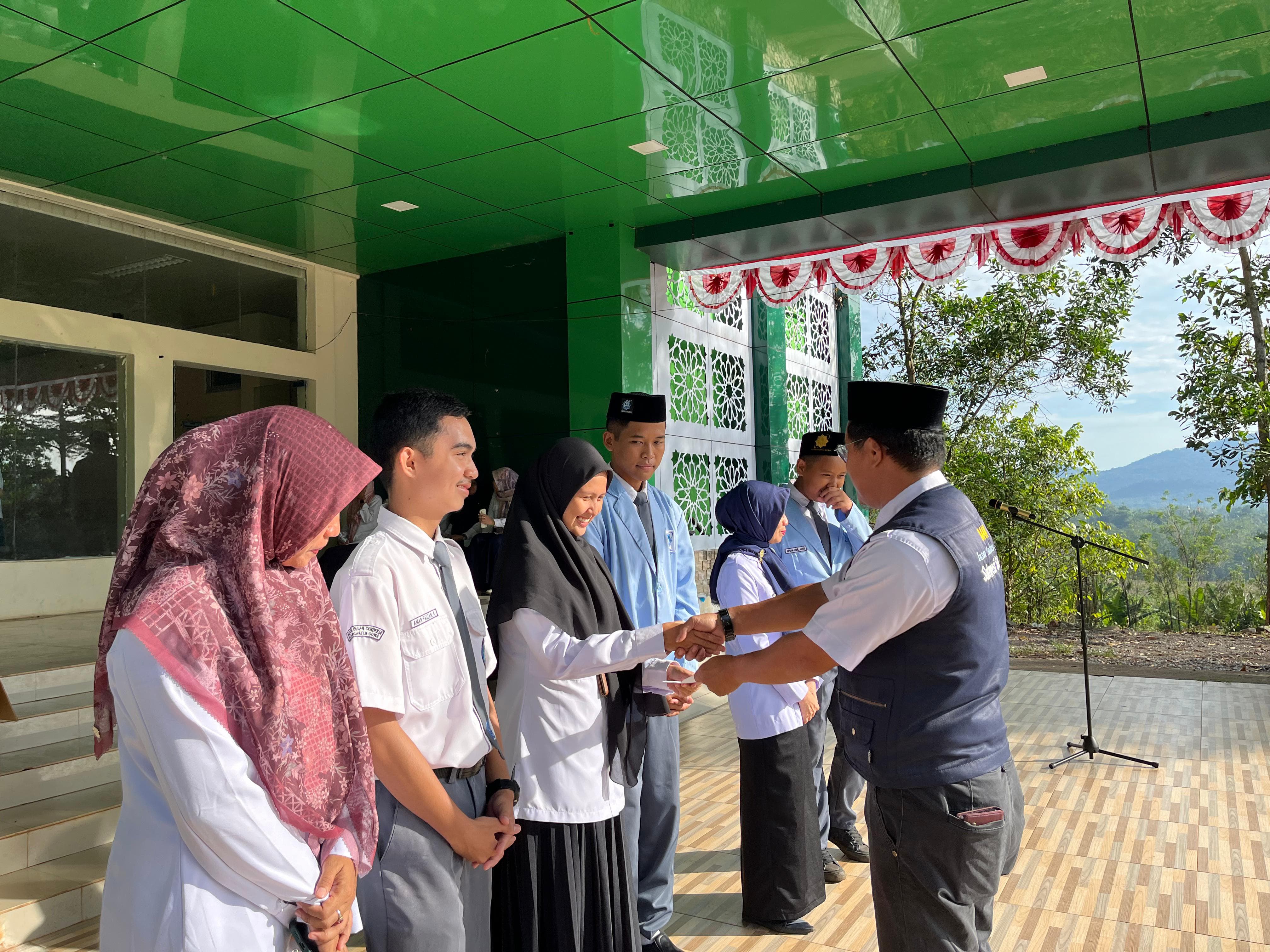 Kamad saat serahkan hadiah