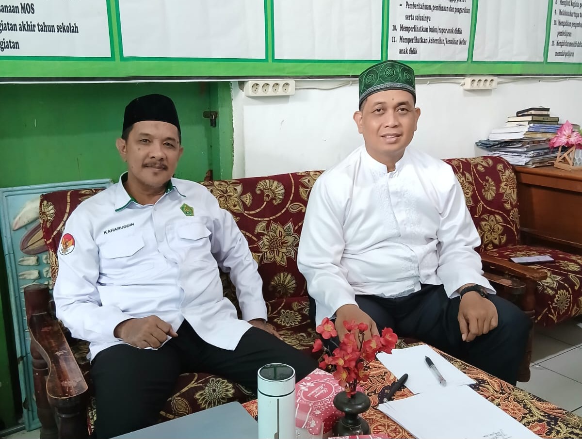 Pengawas pembina bersama Kepala  Madrasah Aliyah Swasta (MAS) MDIA Taqwa Kota Makassar