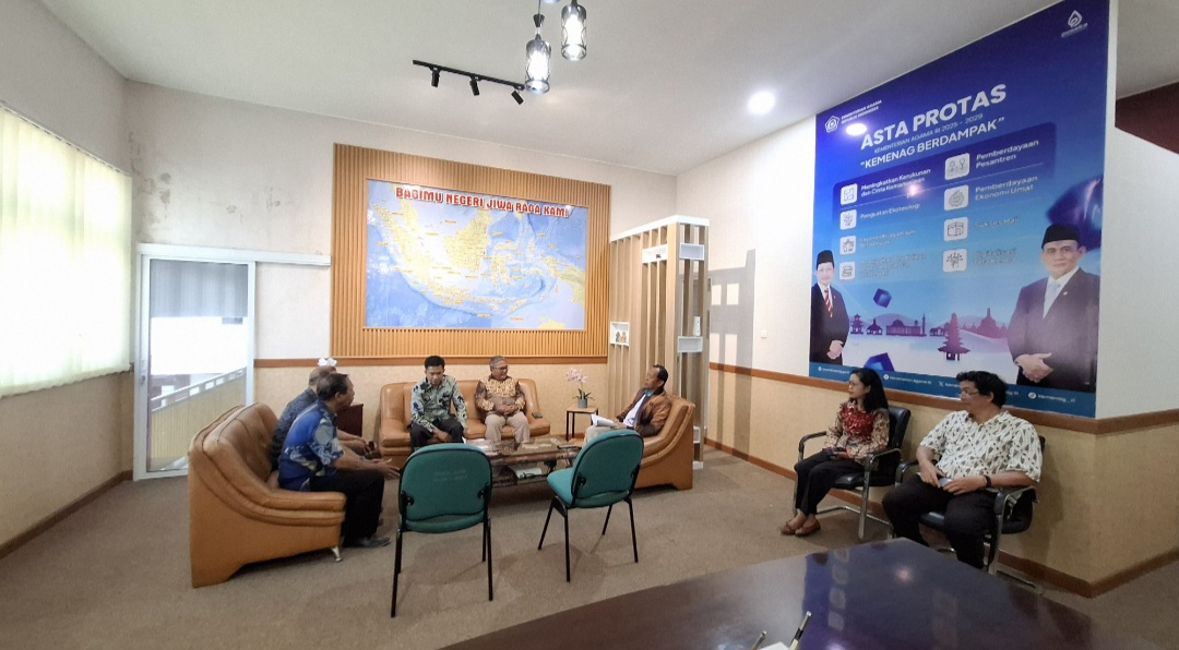 Kakankemenag Kota Makassar menerima kunjungan dari Pembimbing Masyarakat (Pembimas) Katolik Kanwil Kemenag Provinsi Sulawesi Selatan, Drs. Paulus Palondongan, M.M., bersama Pastor Alex Lethe,