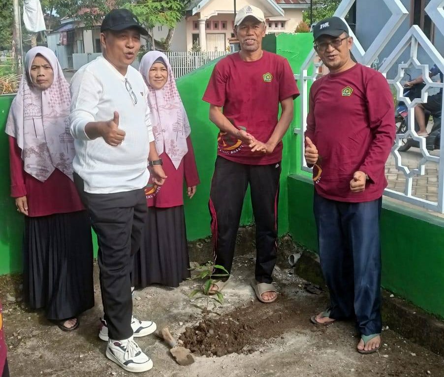 Penanaman secara simbolid oleh Kakankemang Bone diadampingi oleh Kepala KUa Taritim